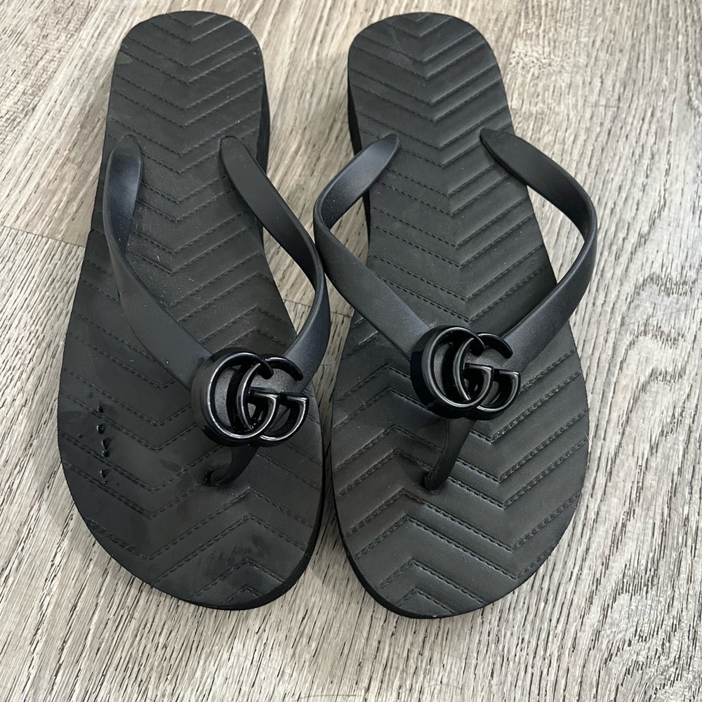 Black GG Logo Flip Flops